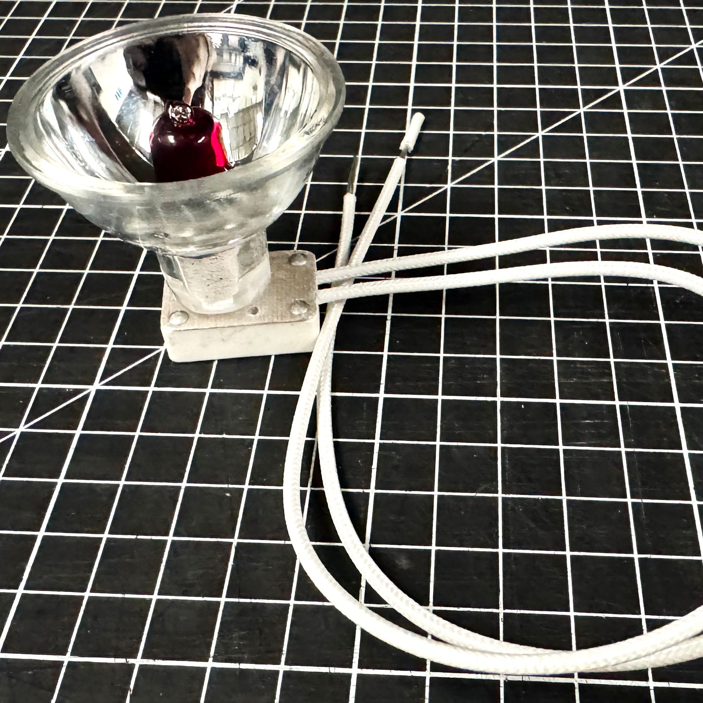 12V - 24V Miniature Infrared / Red Light MR16 Lamp