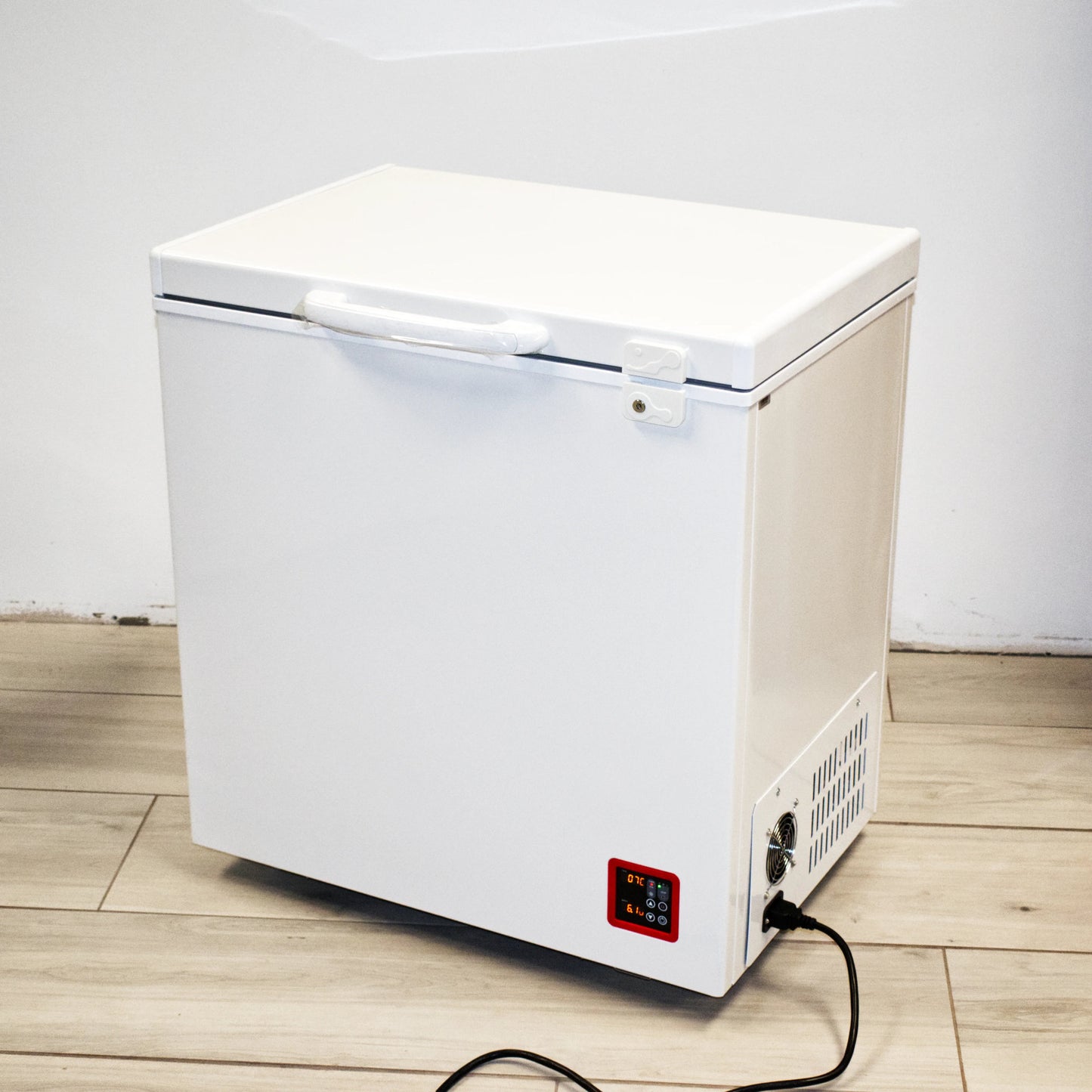 12-24V DC 5.7 Cu-Ft (158 Liter) Battery/Solar Refrigerator Chest Fridge or Freezer