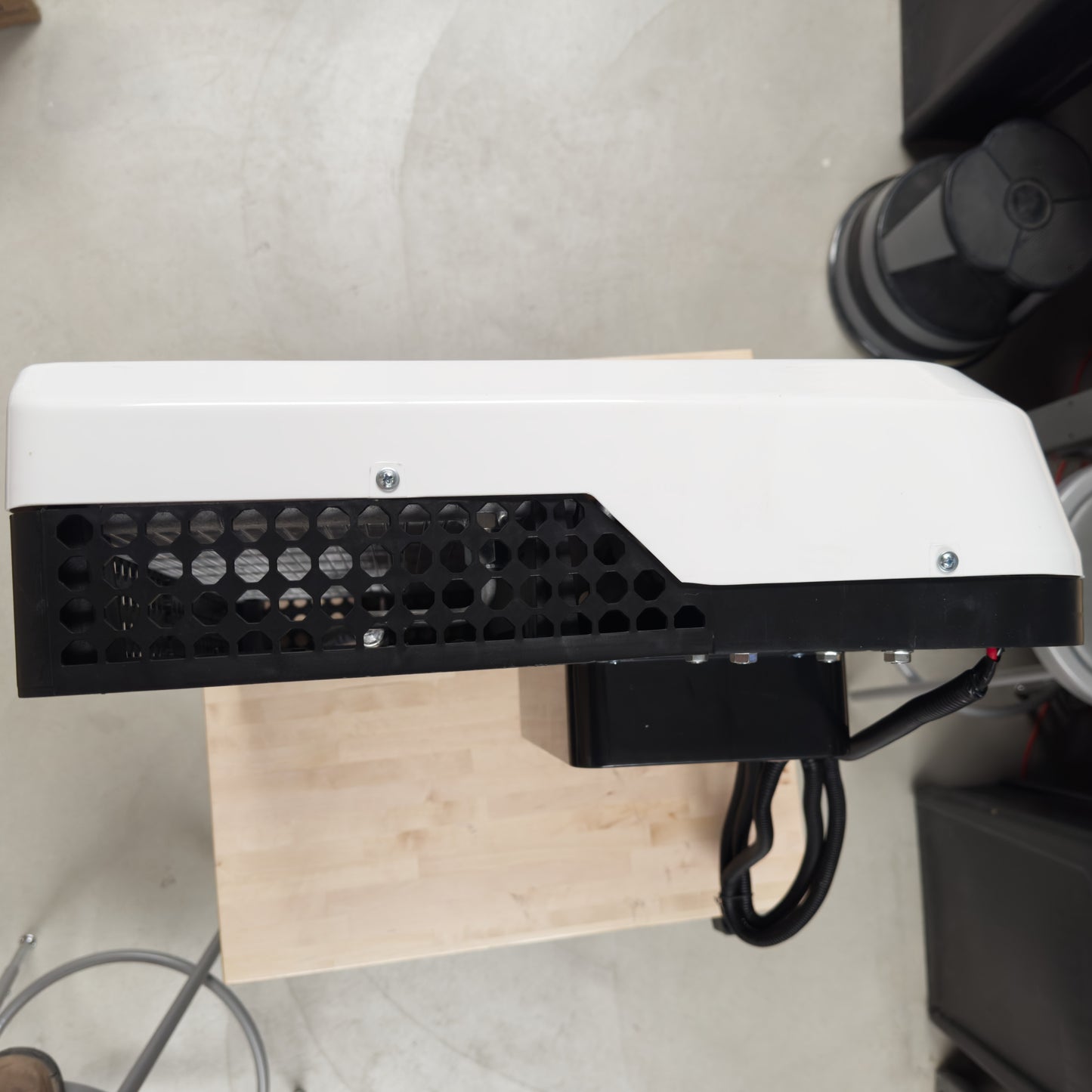 24V Roof Mounted Air Conditioner runs off solar or battery for tractor trailer & RV's