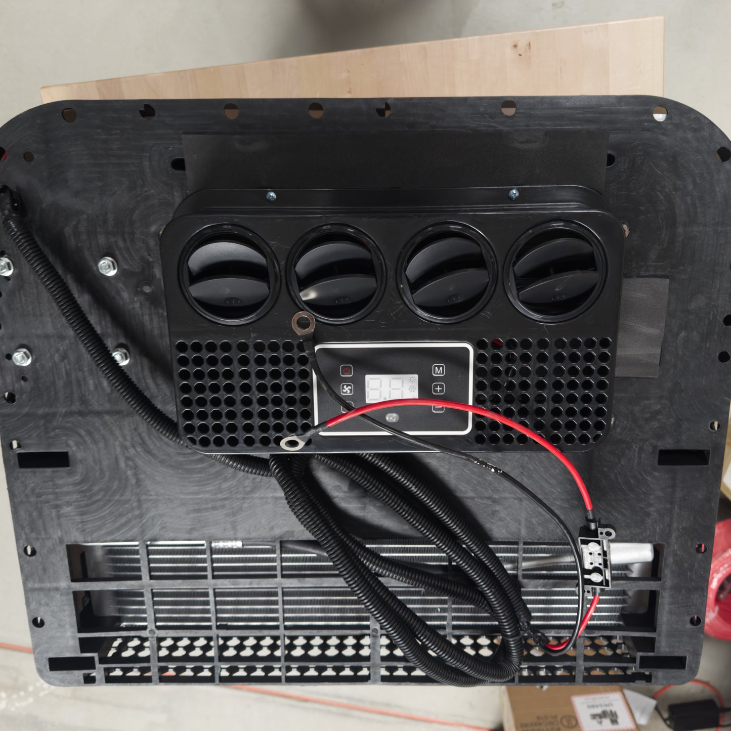24V Roof Mounted Air Conditioner runs off solar or battery for tractor trailer & RV's